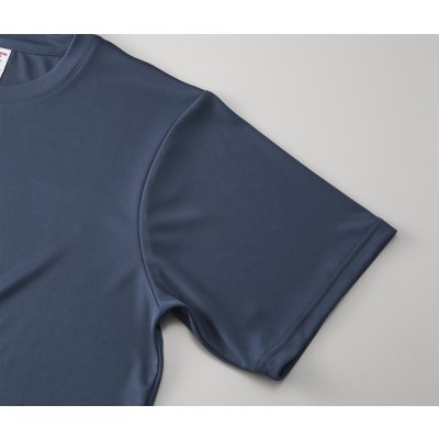 袖口は2本針始末、オーバーロック始末後に2本針始末を施しているため、堅牢な仕上がり