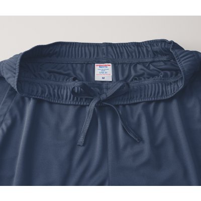 ウエストには、調節可能な身生地カラーマッチの平ひも付き（内側）