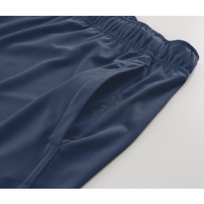 左右の両サイドにはスラッシュポケット付き