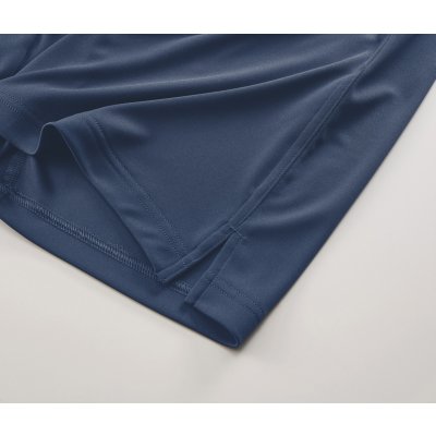 左右の裾口は、幅広い可動域を可能にしたスリット入り