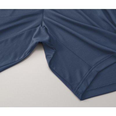 股下は動きやすさを考慮したマチ付き