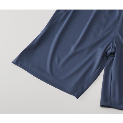 裾口は2本針始末、オーバーロック始末後に2本針始末を施しているため、堅牢な仕上がり