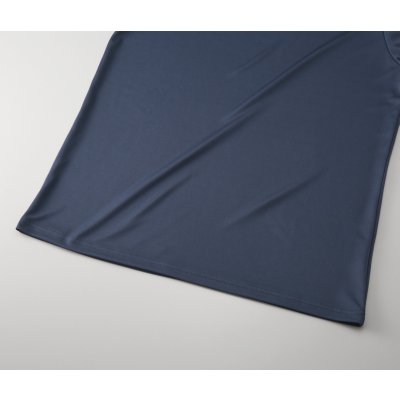 裾口は2本針始末、オーバーロック始末後に2本針始末を施しているため、堅牢な仕上がり