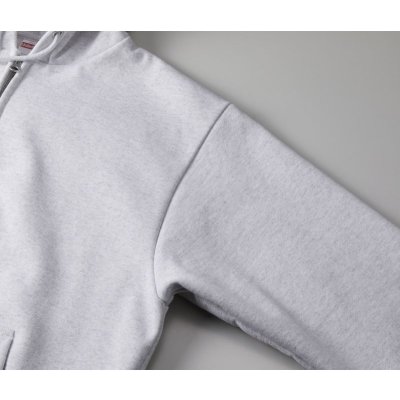 フードひもは身頃同色、先端はチップ加工あり