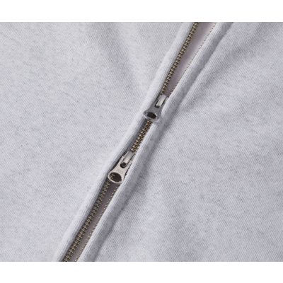 袖口はリブ仕様、フロントはステッチを排したミニマルな縫製仕様