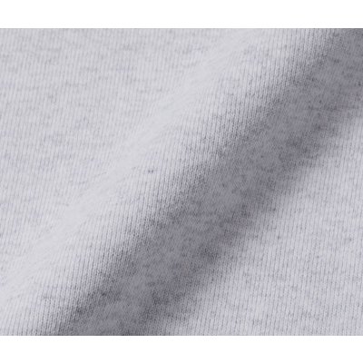 カンガルーポケット仕様、裾のフロントはステッチを排したミニマルな縫製仕様