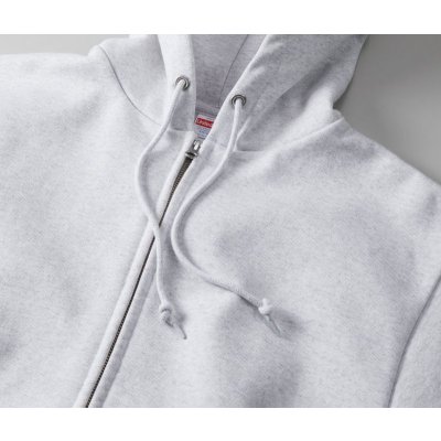 存在感のある大きめの二重フードが特長