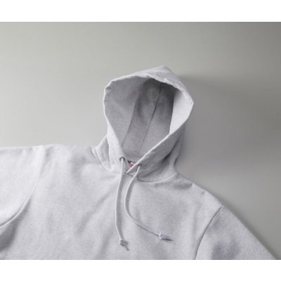 存在感のある大きめの二重フードが特長