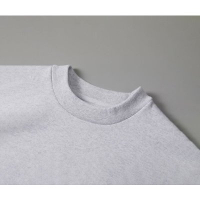 襟はリブ仕様、フロントはステッチを排したミニマルな縫製仕様、やや高めに仕立てられたネックラインが特長