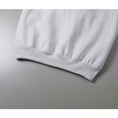 裾はリブ仕様、フロントはステッチを排したミニマルな縫製仕様