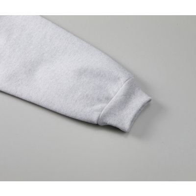 袖口はリブ仕様、フロントはステッチを排したミニマルな縫製仕様