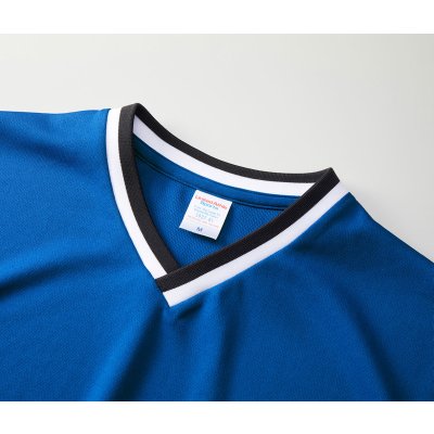 首もとはバイカラーのVネック仕様