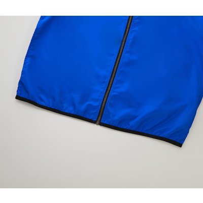 裾口は体にフィットするストレッチテープのパイピング仕様