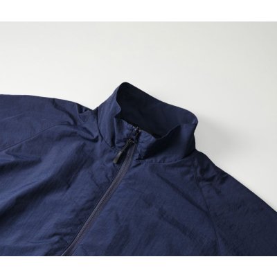 襟はミリタリーのトレーニングウェアを彷彿とさせるスタンドカラー