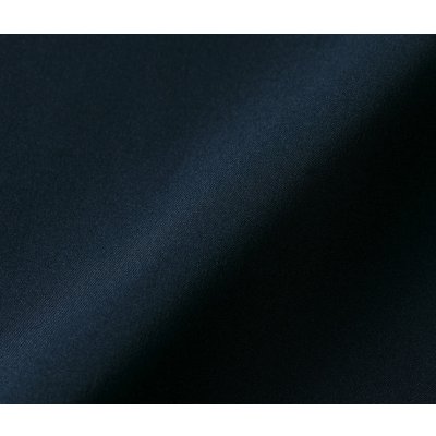 表地には撥水性を持つ高密度なデュスポ生地を使用し、裏地との間に防風性のある特殊フィルムを挟み込んだ3層ラミネート構造の生地