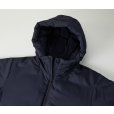 脱いだりかぶったりしやすい大きめの中綿入りフード、首もとは風の侵入を防ぐハイネック仕様 チンガード付き