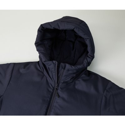 脱いだりかぶったりしやすい大きめの中綿入りフード、首もとは風の侵入を防ぐハイネック仕様 チンガード付き