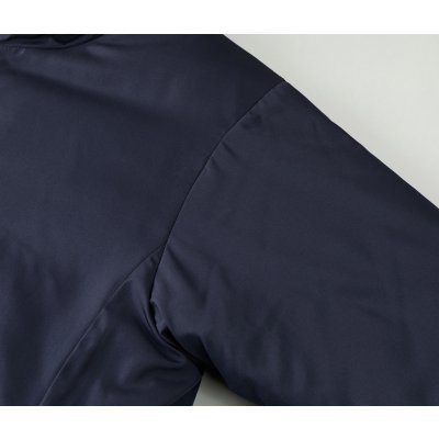 袖付けはセットインスリーブ仕様