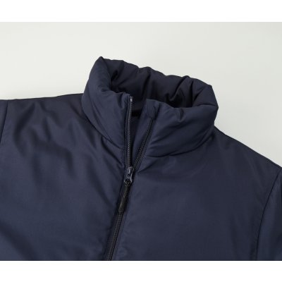 首もとは風の侵入を防ぐスタンドネック仕様、チンガード付き