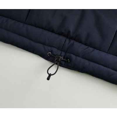 裾口には風の侵入やウェアのバタつきを調整できるドローコード付き