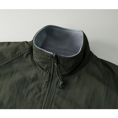 襟はスタンドカラーで首もとまであたたかい仕様