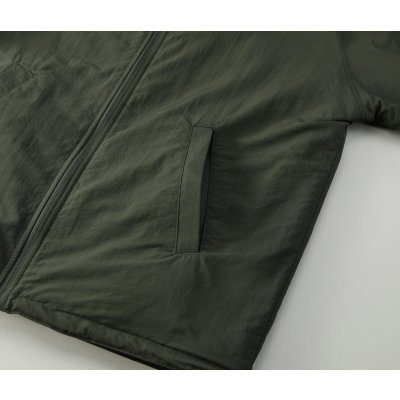 サイドには片玉縁ポケット付き（ナイロン面）