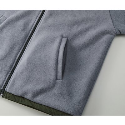 サイドには片玉縁ポケット付き（フリース面）