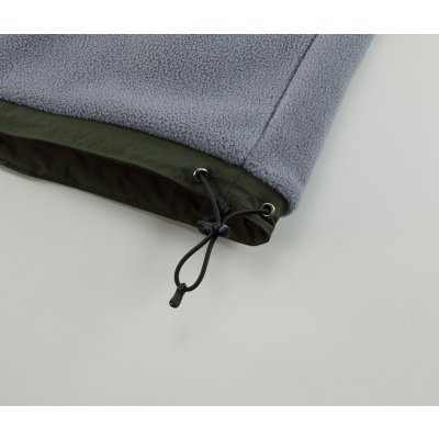 裾口には風の侵入やウェアのバタつきを調整できるドローコード付き