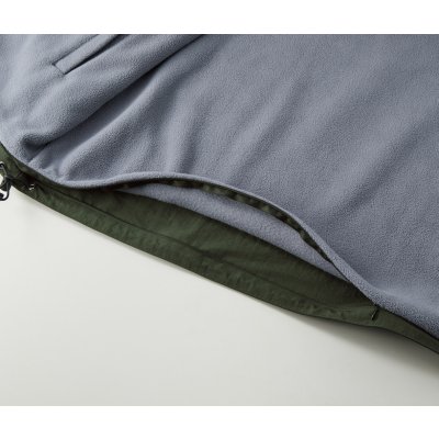 フリース面の裾部分にはプリント加工に便利なコンシールファスナー付き