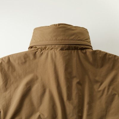 襟後ろ(フードを収納)