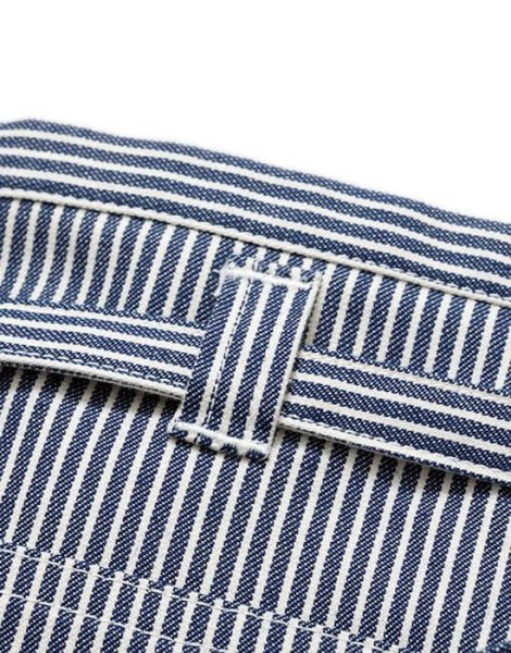 ウエストにはひものズレ防止のループ付き