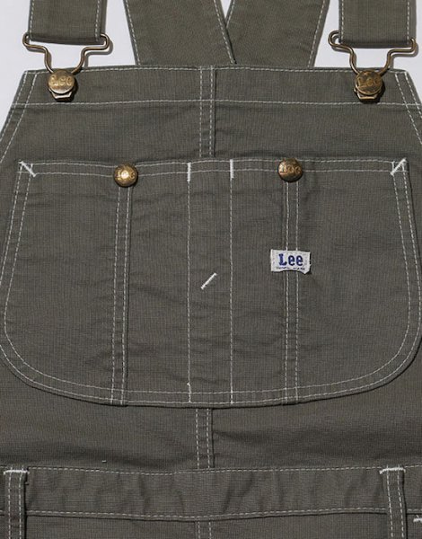 中心に仕切りがある胸ポケット