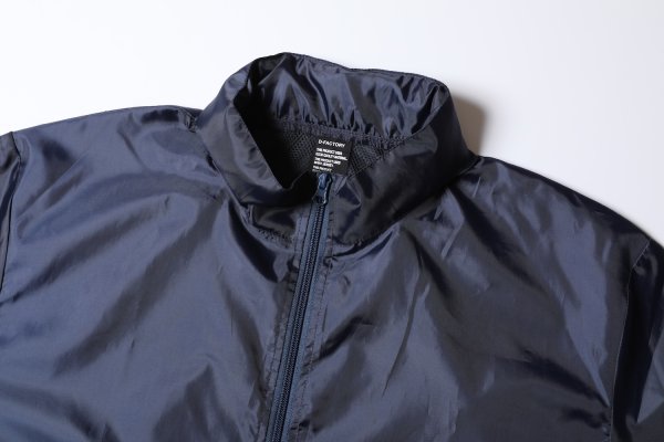 背裏上部は通気性の良いメッシュ仕様