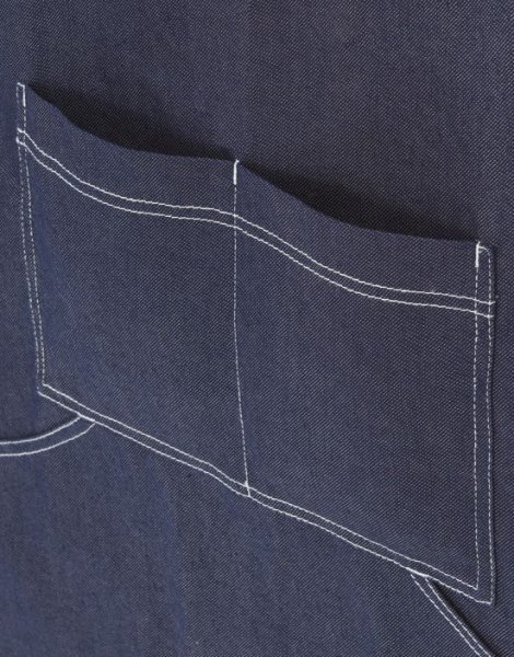 仕切り入りで使い勝手の良いフロントポケット