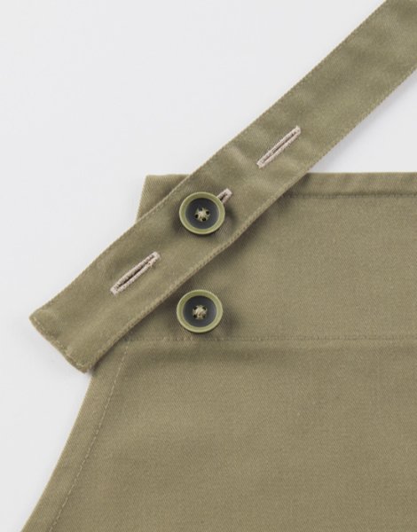 肩紐はボタンでサイズ調整可能