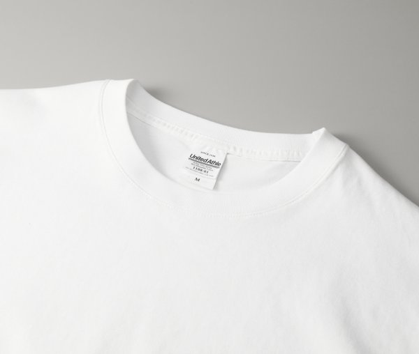 首もとは強度を上げるためのコバステッチ仕上げ