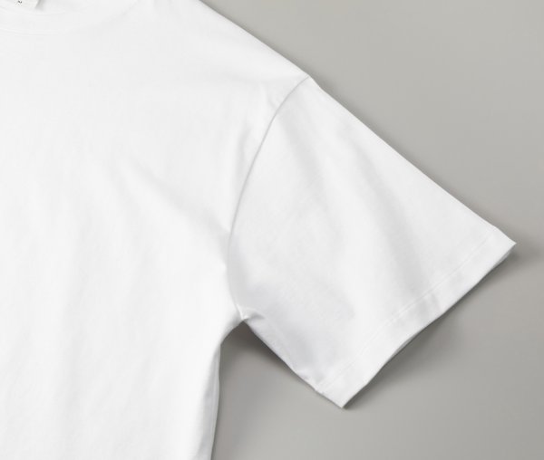 アームホールはオーバーロック始末、袖口は細めの2本針始末