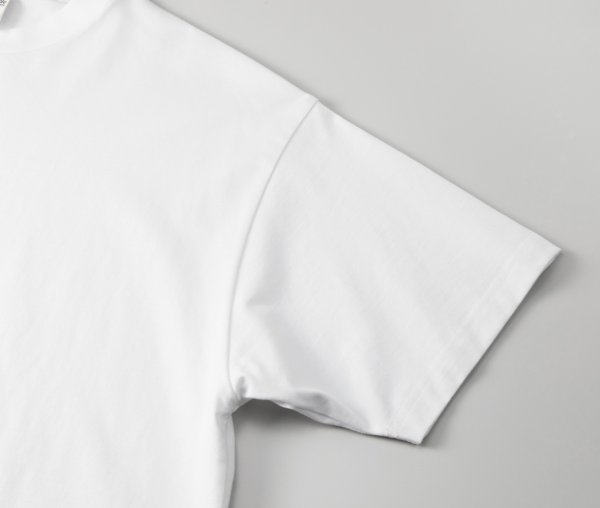 アームホールはオーバーロック始末、袖口は2本針始末