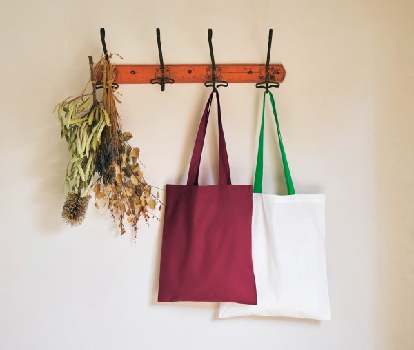 左から）948.ローズマダー Mサイズ、1032.ホワイト/グリーン Lサイズ