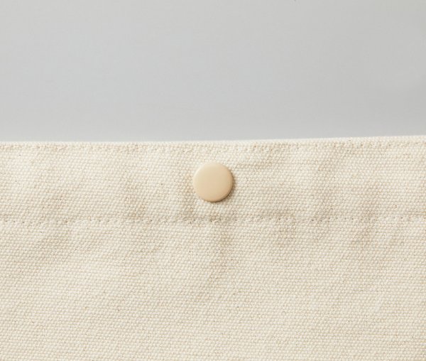 センターにドットボタン付き。ボタンはボディ同色仕様