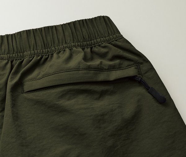 片玉縁仕様のヒップポケット（右側のみ）