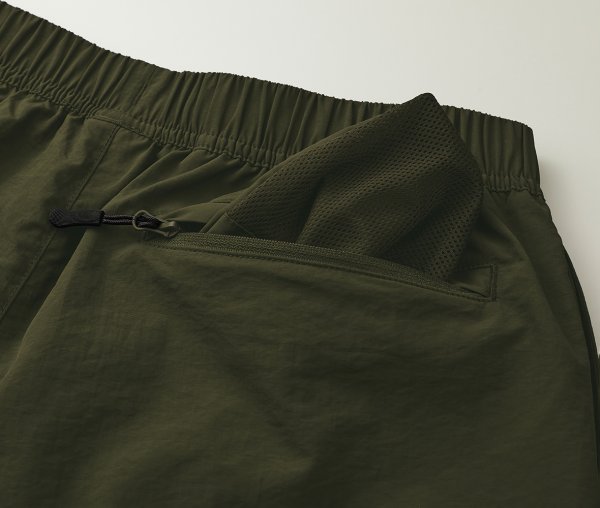 片玉縁仕様のヒップポケット（右側のみ）ヒップのポケット口は裏使いしたコイルのファスナー仕様、袋布はメッシュ使い