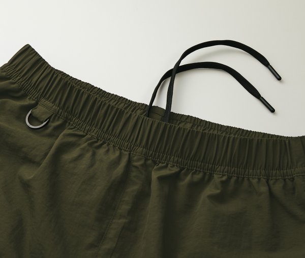 ウエストには、調節可能な平ひも付き（内側）