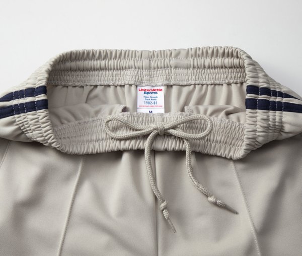 ウエストには、調節可能な丸ひも付き(内側)