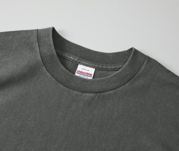 首リブはミニマルなステッチレス仕様