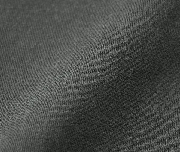 製品ボールバイオウォッシュによるダメージ加工で、古着の様なフェード感と風合いを実現