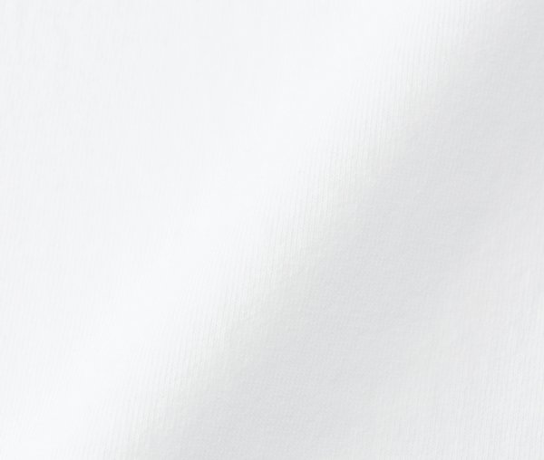 生地には無骨でシャリ感が味わえるオープンエンド糸を採用