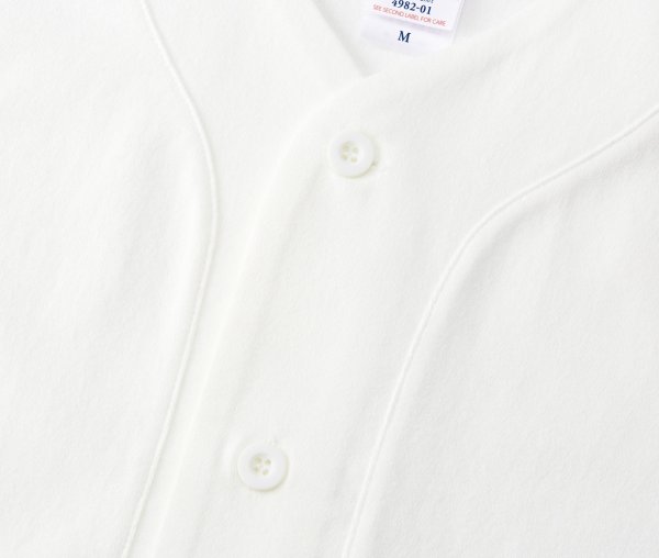 マットな質感のボタンは身頃同色