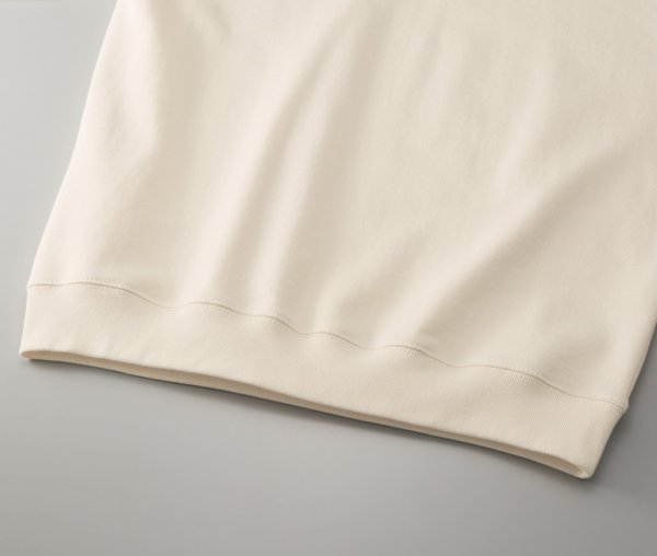 裾口のリブと身頃のシームラインは、堅牢なダブルステッチ始末