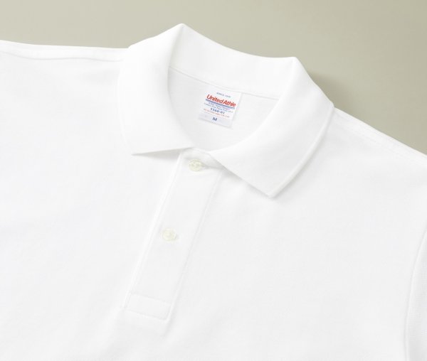 襟はリブ仕様、001ホワイトと011ダークグレーには乳白色の2つ穴ボタンを使用